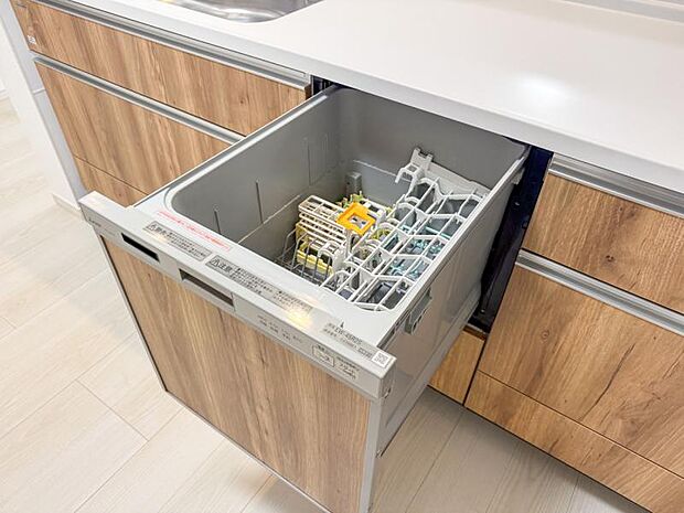 食器洗浄乾燥機 食器の後片付けに便利な食器洗浄乾燥機を標準装備。ビルトインタイプなので見た目もスッキリ、特に共働き世帯のご家族には必須品です。