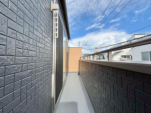 陽の光に照らされるバルコニーを、爽やかな涼風が吹き抜けていきます。