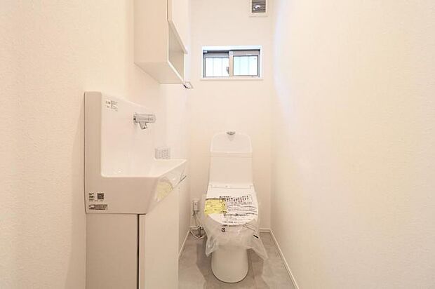 トイレは家の中に2ヶ所ございます。ご家族が忙しい朝も安心です。