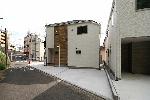 街に溶けこみ美しい景観を生み出すこの邸宅は採光や風通しまで考え抜いて造りあげました。
