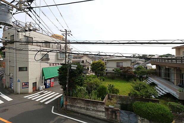 季節による景色の変化を日常の生活と共に感じてください。