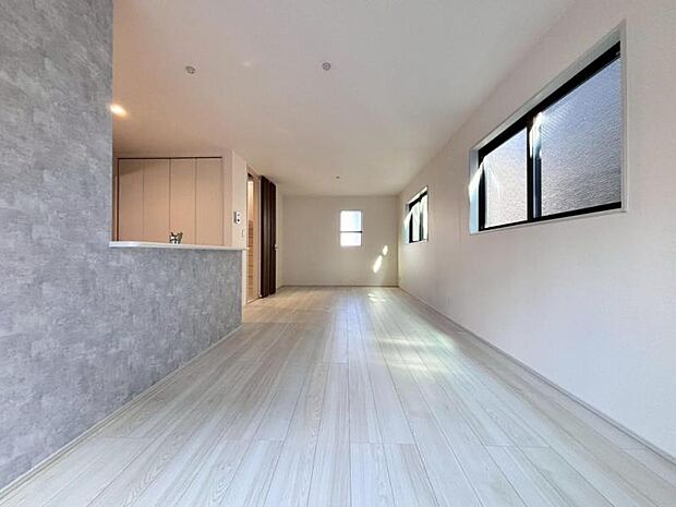 くつろげるリビングは話に夢中になりすぎて、ついつい時間を忘れてしまう。そんな束の間の幸せを感じさせてくれる場所です。