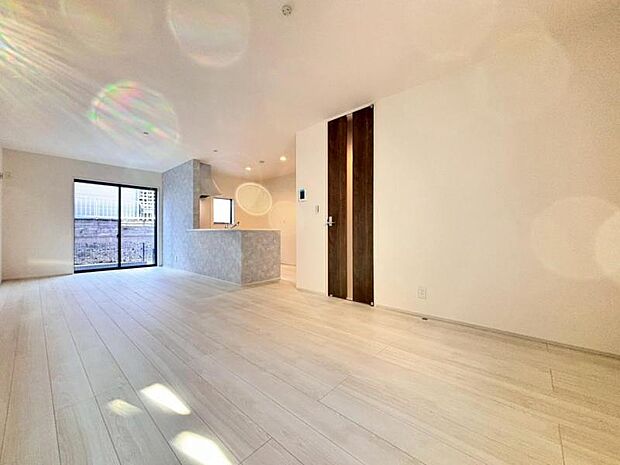 家族はもちろん友人たちもリラックス。仲間を呼び寄せる風通しの良い家。光と風が通るリビングで充実した毎日を。