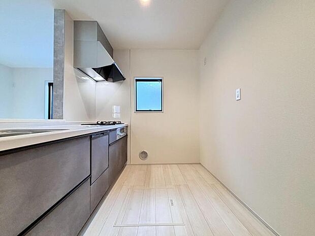 キッチンはリビングダイニングを見渡せる対面キッチン。収納力のあるキッチンは料理が捗ります。カップボートや冷蔵庫を置いても十分なスペースができます。