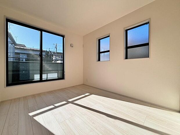 大きな窓からたっぷりと陽光が注がれる明るい空間。一日の疲れをいやしてくれる主寝室。