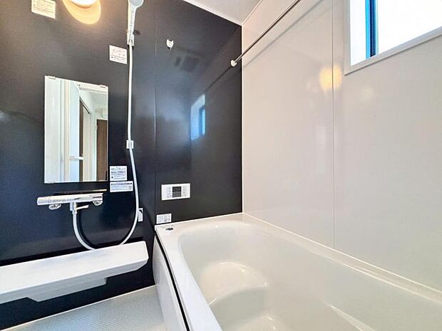 清潔感と和らぎあるカラーで統一し、ゆったりお使い頂ける柔らかな曲線で構成された、半身浴も楽しめるバスタブが心地よさをもたらします。