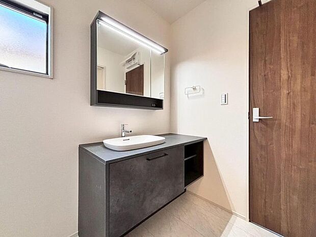 一日の始まりと終わりは洗面化粧台から。清潔感と機能性を備えたパウダールームです。