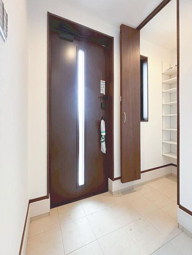 広々とした玄関で大切なお客様をお出迎え。明るく気持ちの良い玄関は気持ちが盛り上がります。