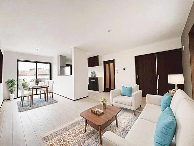 リビング(配置してある家具はCGによるイメージです)家族が集まるリビングは明るさが取れる設計に。続き間の洋室はお子様を遊ばせるスペースとしても重宝します。