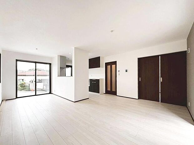 家族が集まるリビングは明るさが取れる設計に。続き間の洋室はお子様を遊ばせるスペースとしても重宝します。