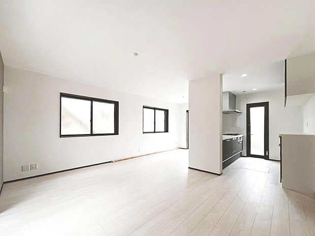 光と風があふれる開放的なリビングダイニングには、自然と家族みんなが集まってきます。