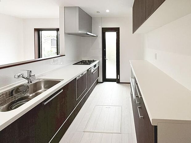 キッチンはリビングダイニングを見渡せる対面キッチン。引出し収納や棚上収納などにより、収納量がアップしております。