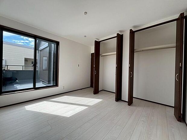 大きな窓からたっぷりと陽光が注がれる明るい空間。一日の疲れを取る主寝室は大型のベッドも配置が可能です。