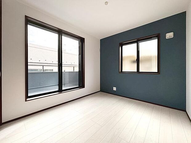 窓からたっぷりと陽光が注がれる、明るく快適なプライベート空間となっています。