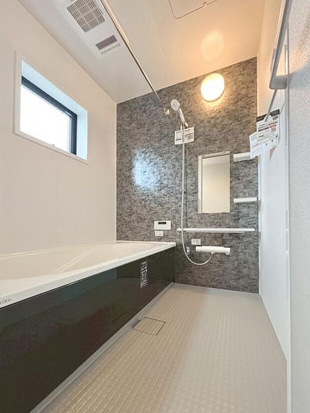 光に照らし出されたバスルーム。広い浴槽にゆっくりと身を沈め深く瞑想をすれば、また新たな活力が膨らんできます。