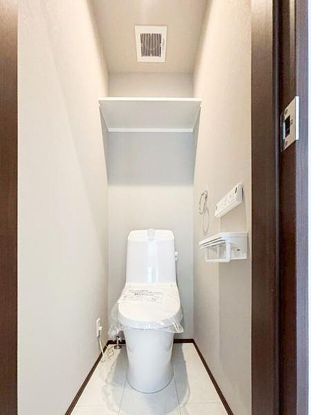 清潔感溢れるトイレ。落ち着いた空間で安らぎのひとときをお過ごしいただけます。