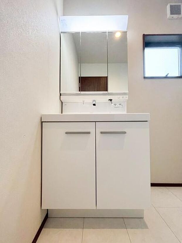 三面鏡の付いた洗面化粧台は、鏡面裏側にも機能的な収納を配置。普段使いの洗面小物やスキンケア用品などが衛生的に保管できます。