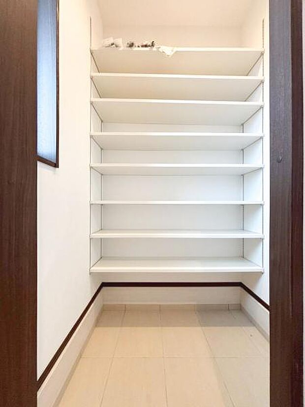 清潔感のある空間を保てるよう、収納スペースを広く設けていますので、玄関をスッキリ綺麗な空間に纏めます。