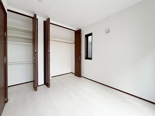 クローゼットには棚やハンガーパイプが付いており、スーツや上着などがスッキリ収納可能です。