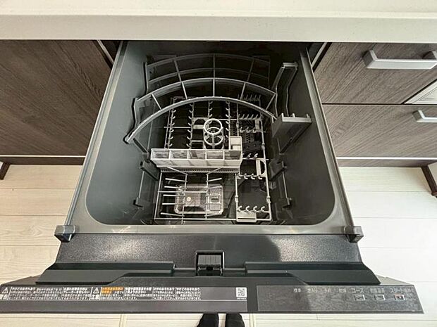 食器洗浄乾燥機 食器の後片付けに便利な食器洗浄乾燥機を標準装備。ビルトインタイプなので見た目もスッキリ、特に共働き世帯のご家族には必須品です。
