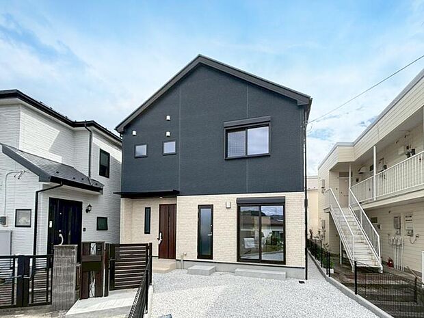 素材の持つ独特な存在感により「永く住み続ける住まい」にふさわしい住宅が完成しました。