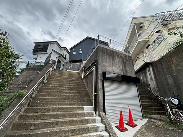 お住まいの前を通るのはご近所さんだけの閑静な私道です。静かな住環境でお過ごし頂けます。