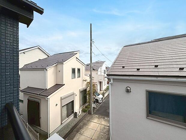 風の通り道。舞い込んでくる風が優しく躍り、室内に爽やかな空気を運んでくる。そこに季節の息吹を感じて、いまがどんな季節なのかを実感する。