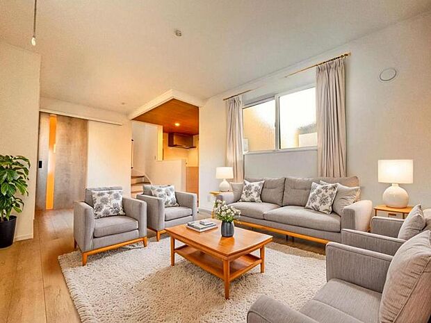 LDK14.8帖　リビング（配置してある家具はCGによるイメージです）くつろげるリビングは話に夢中になりすぎて、ついつい時間を忘れてしまう。そんな束の間の幸せを感じさせてくれる場所です。