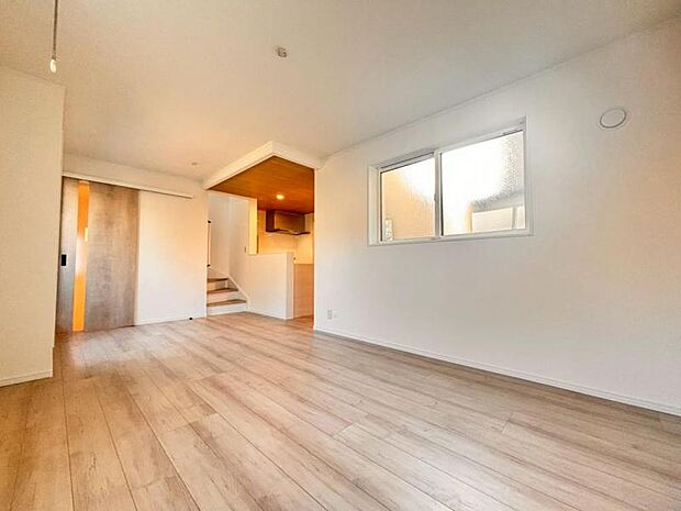 LDK14.8帖　くつろげるリビングは話に夢中になりすぎて、ついつい時間を忘れてしまう。そんな束の間の幸せを感じさせてくれる場所です。