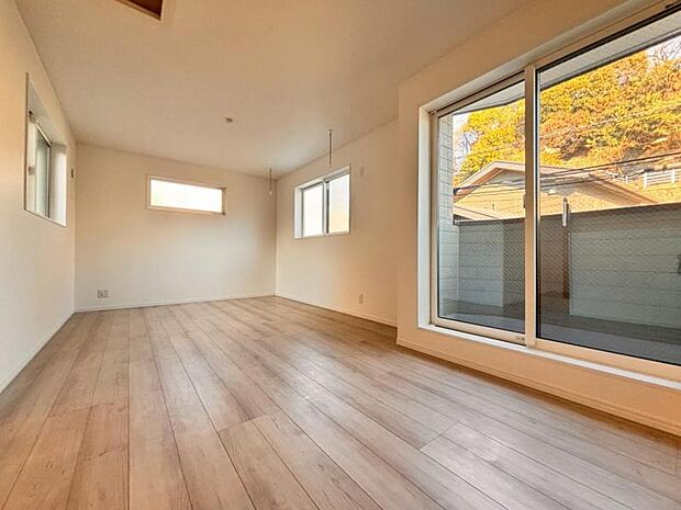 光と風があふれる開放的なリビングダイニングには、自然と家族みんなが集まってきます。