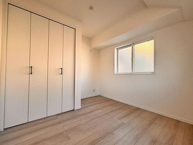 洋室4.4帖　充分な収納スペースを確保。居室内に余計な家具を置く必要がないので、シンプルですっきりとした暮らしが実現しています。