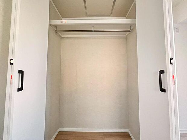 クローゼットには棚やハンガーパイプが付いており、スーツや上着などがスッキリ収納可能です。