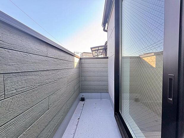 陽の光に照らされるバルコニーを、爽やかな涼風が吹き抜けていきます。