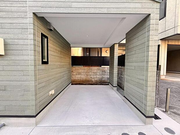 建物につながる駐車スペース。重いものの、荷物の出し入れも安心です。