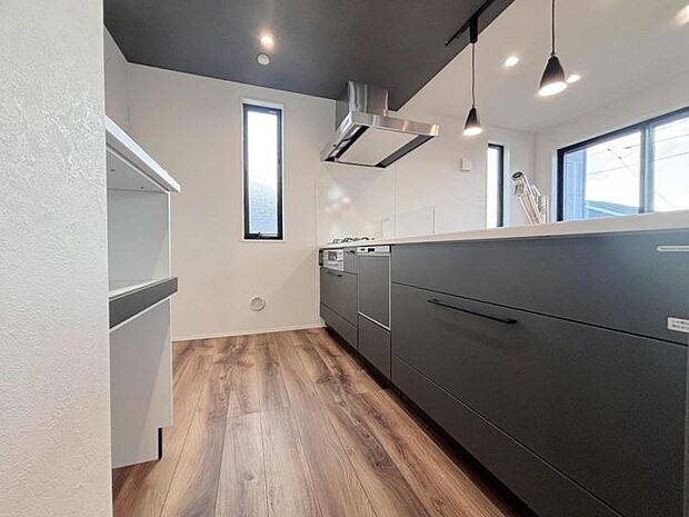 広々としたキッチンスペース。食洗機と浄水器が付き収納力のあるキッチンは料理が捗ります。