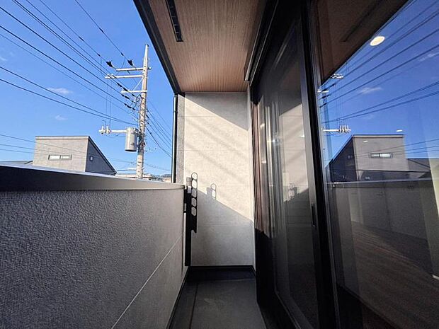 陽の光に照らされるバルコニーを、爽やかな涼風が吹き抜けていきます。