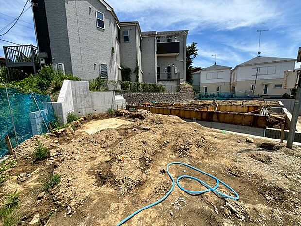 完成前の状態をご覧頂くことで、隣接した環境をしっかりとご確認頂けます。（2026年6月撮影）