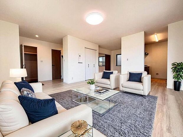 リビング（配置してある家具はCGによるイメージです）ソファーやダイニングテーブルを置いてもゆとりのある広々リビングです。ご家族みなさんで寛げる空間をぜひ現地で体感してみてください。