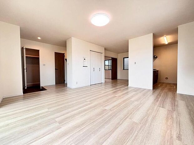 ソファーやダイニングテーブルを置いてもゆとりのある広々リビングです。ご家族みなさんで寛げる空間をぜひ現地で体感してみてください。