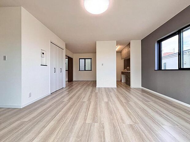 ゆったり1.9.5帖の広々リビング。明るさと風が入る窓配置が安らげる空間を演出します。