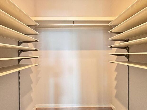 玄関は収納豊富なシューズクローゼットも完備。雑多な玄関でなくスッキリ空間としての家の顔にできるよう設計しました。