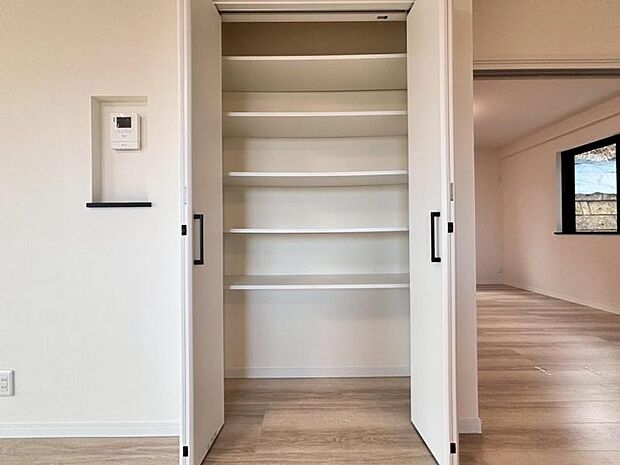 空間を効率的に利用し収納スペースを確保。多目的にお使いいただける便利な空間です。