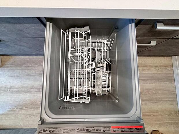 食器洗浄乾燥機　食器の後片付けに便利な食器洗浄乾燥機を標準装備。ビルトインタイプなので見た目もスッキリ、特に共働き世帯のご家族には必須品です。