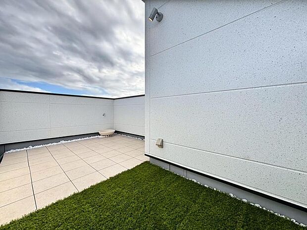 開放感のあるスカイバルコニー。気持ち良い晴天の日は、まったりしたひと時をお過ごし下さいませ。