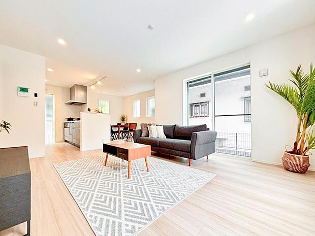 ソファーやダイニングテーブルを置いてもゆとりのある広々リビングです。ご家族みなさんで寛げる空間をぜひ現地で体感してみてください。