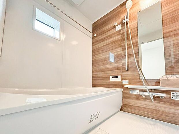 1日の疲れを癒し、快適に過ごして頂くためにゆったりサイズのバスタブを用意しました。浴室乾燥機付きで雨の日の洗濯も可能です。