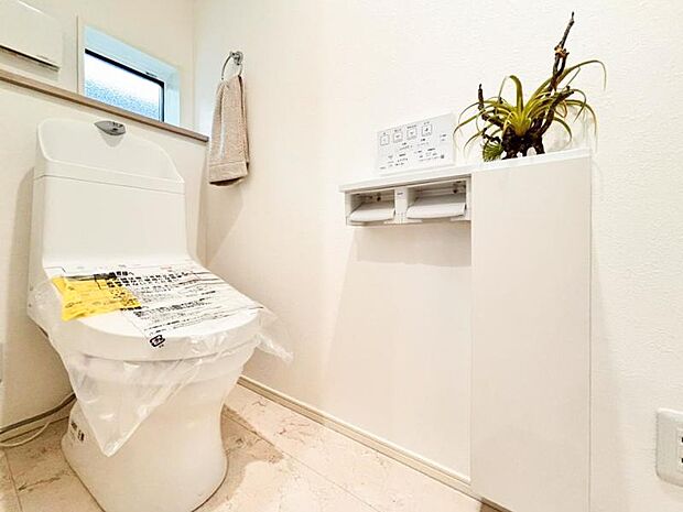 ウォシュレット付きのトイレ。落ち着いた空間で安らぎのひとときをお過ごしいただけます。