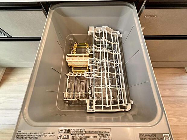 食器洗浄乾燥機　食器の後片付けに便利な食器洗浄乾燥機を標準装備。ビルトインタイプなので見た目もスッキリ、特に共働き世帯のご家族には必須品です。