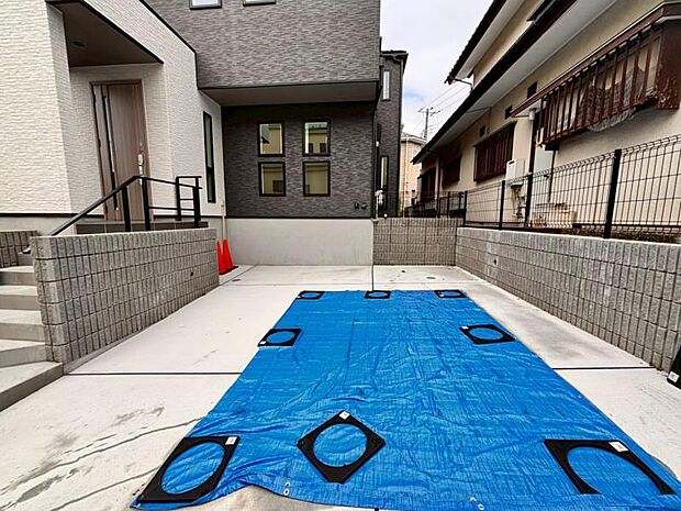 ご両親や友人・知人が訪ねてきても大丈夫。駐車スペース2台分（車種による）を確保してあります。