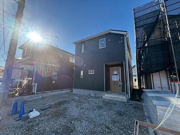 建物につながる駐車スペースなので、重い荷物の出し入れの負担を最小限に抑えられます。（2025.12.28撮影）